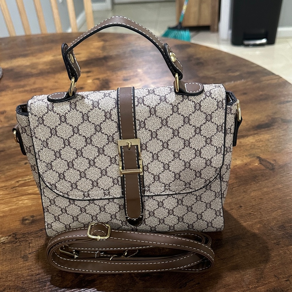 Elegant Designer Crossbody Bag in Cream and Brown
